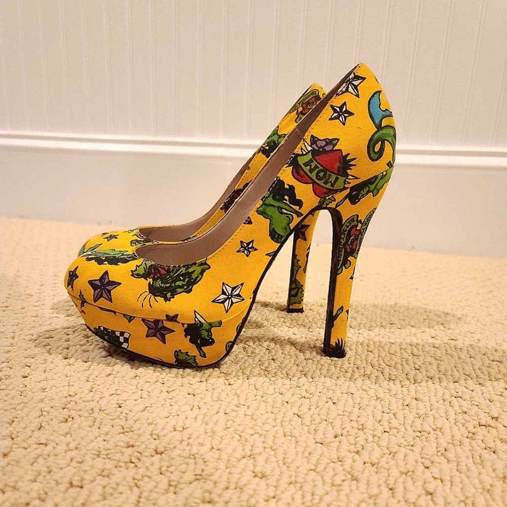 Betsey Johnson size 8 Tattoo print heels "Diskko"